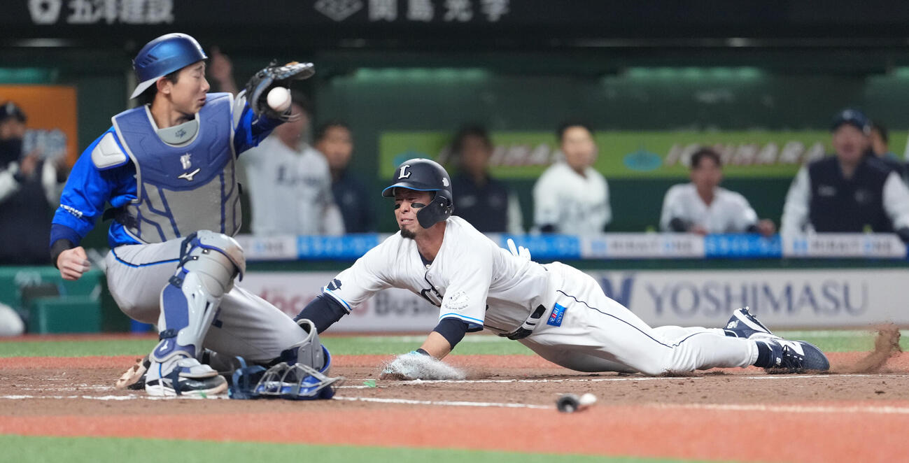 西武対DeNA 7回裏西武2死二、三塁、代打山村の内野安打を遊撃手石上が悪送球し、生還する二塁走者外崎。捕手山本（撮影・鈴木みどり）