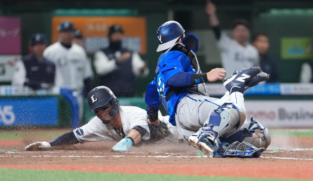 西武対DeNA 7回裏西武2死二、三塁、代打山村の内野安打を遊撃手石上が悪送球し、生還する二塁走者外崎。捕手山本（撮影・鈴木みどり）