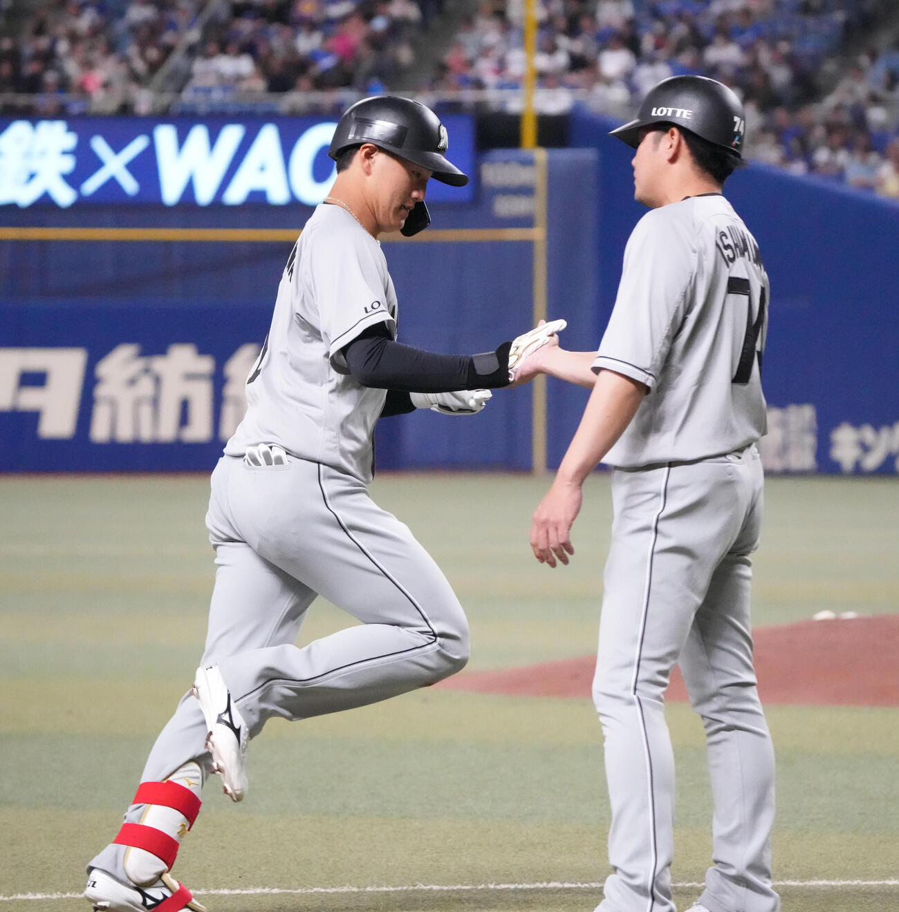 中日対ロッテ　3回表ロッテ1死一塁、西川（左）は右中間へ2点本塁打を放ちダイヤモンドを回る（撮影・森本幸一）
