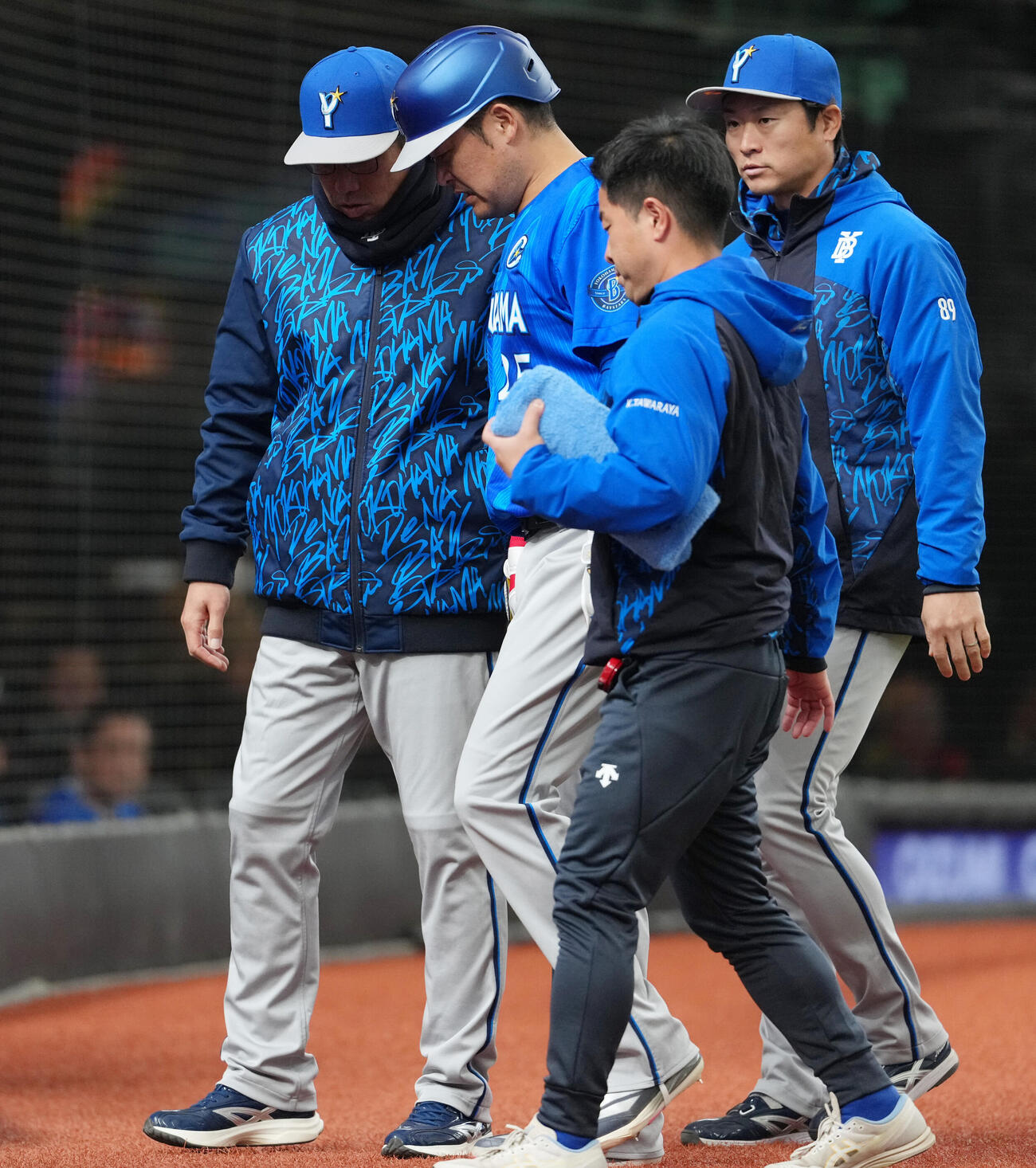 西武対DeNA 1回表DeNA無死一、三塁、治療のためベンチへ下がる筒香（中央）。そのまま交代となる。左は相川監督（撮影・鈴木みどり）