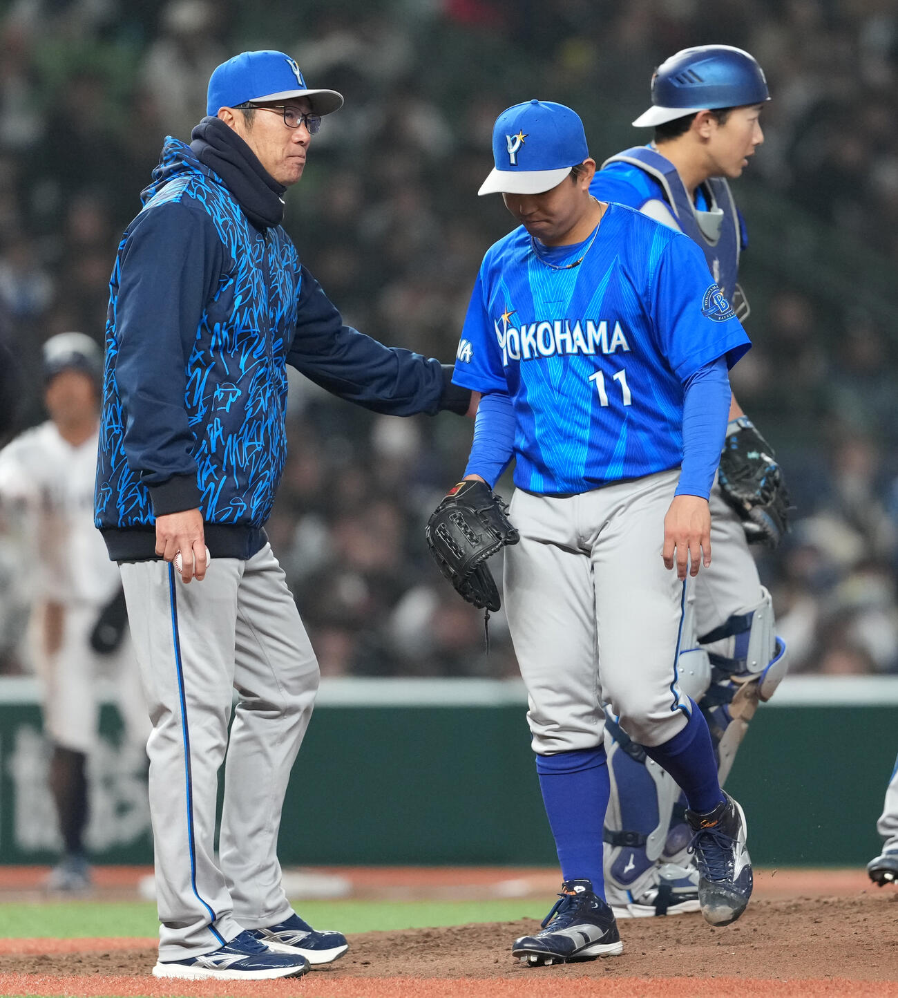 西武対DeNA 7回裏、降板するDeNA東（中央）。左は相川監督（撮影・鈴木みどり）