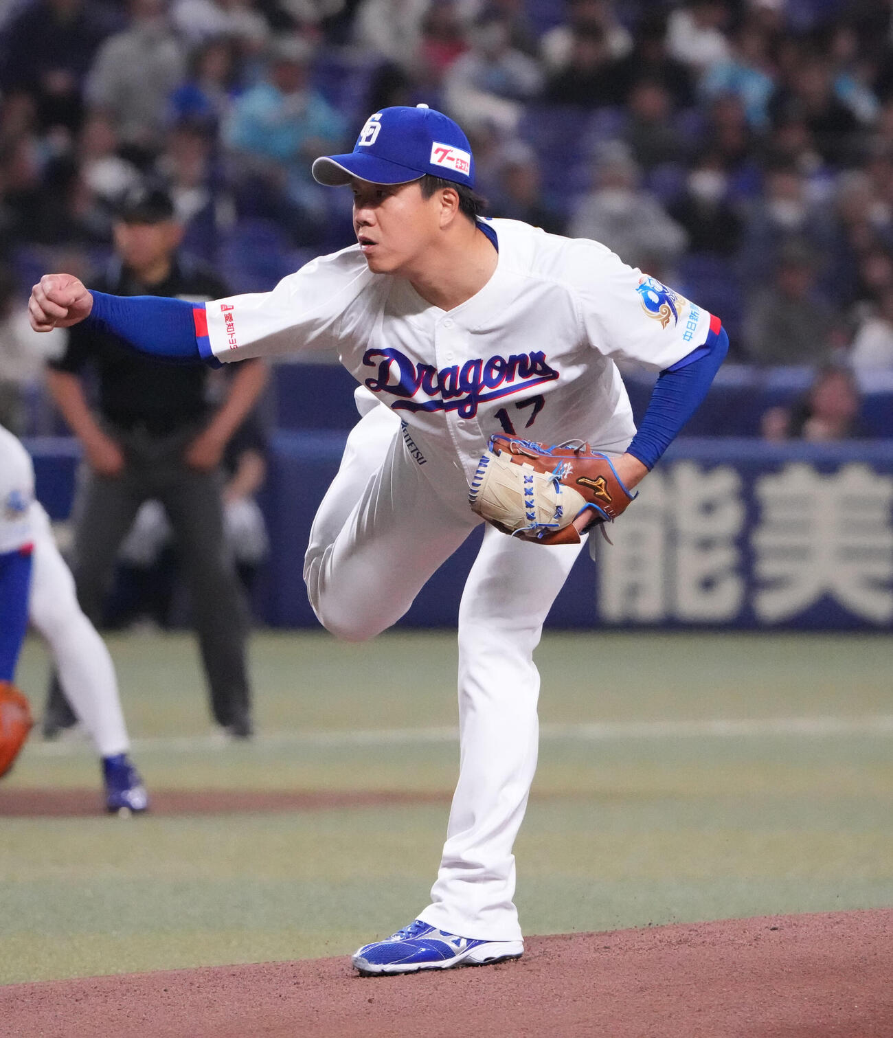 中日対ロッテ　1回表、登板する中日先発の柳（撮影・森本幸一）