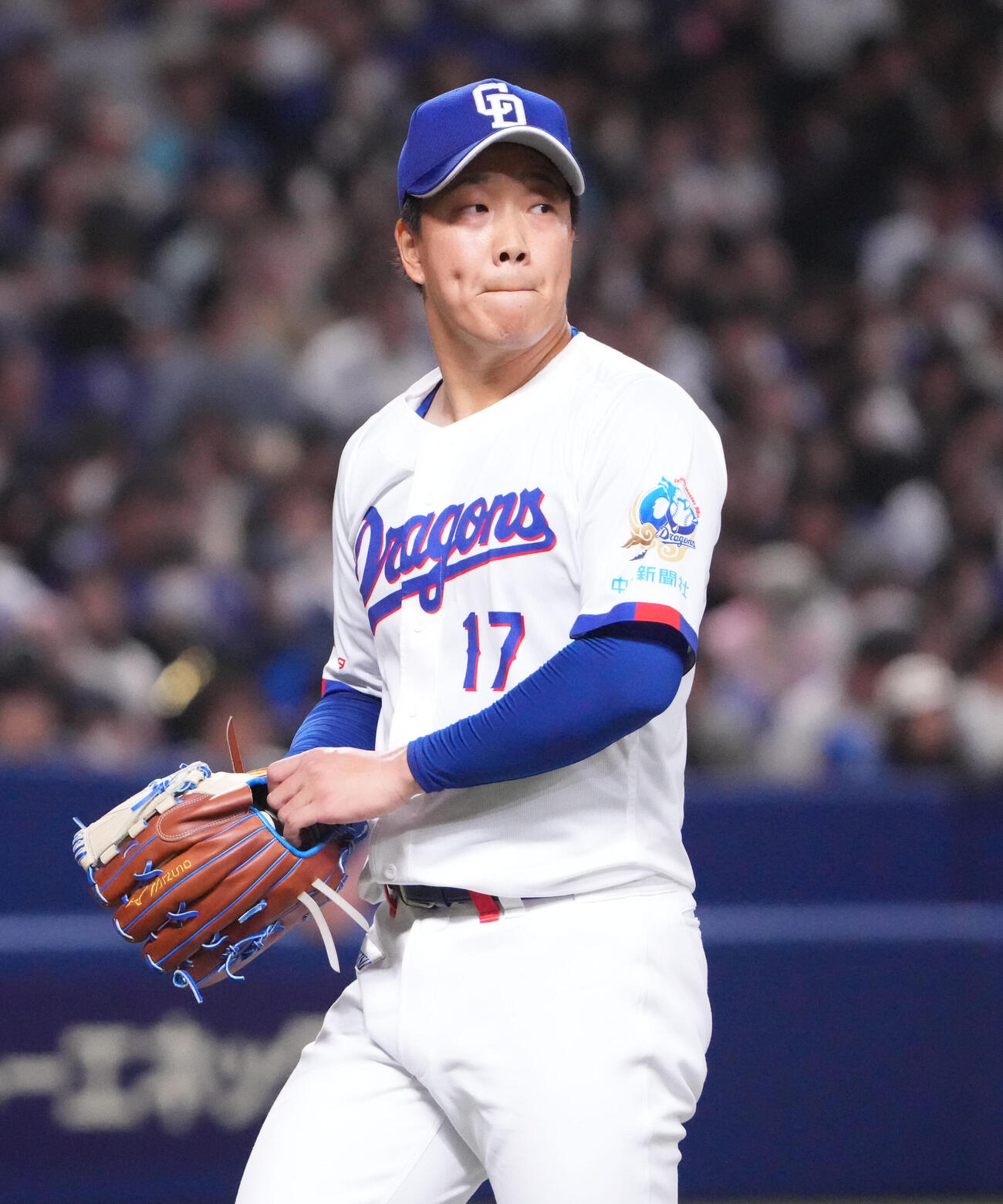中日対ロッテ　1回表終了、ベンチへ戻る中日先発の柳（撮影・森本幸一）