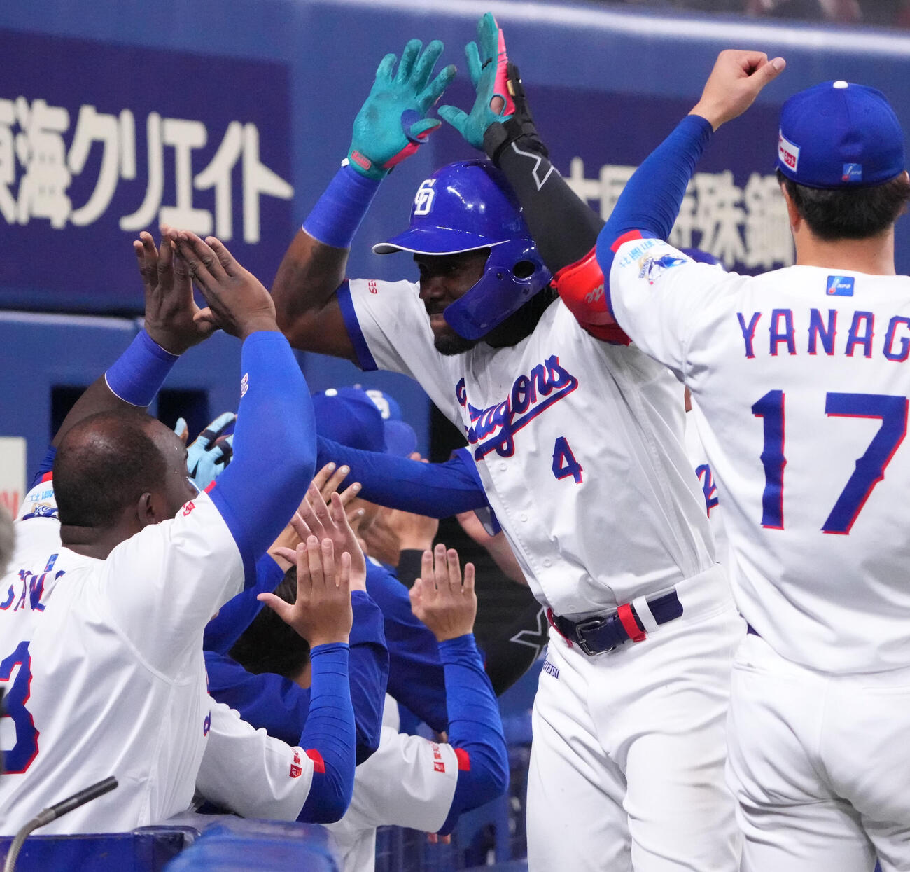 中日対ロッテ　2回裏中日2死二、三塁、カリステ（中央）は左越え3点本塁打を放ちナインとタッチを交わす（撮影・森本幸一）