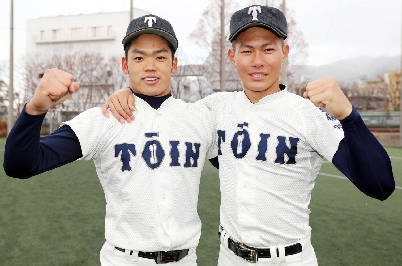 大阪桐蔭高校時代の根尾昴と藤原恭大、選抜出場を決め、ガッツポーズ（2018年1月撮影）