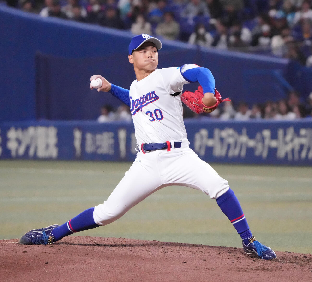 中日対ロッテ　4回表、中日2番手で登板する根尾（撮影・森本幸一）