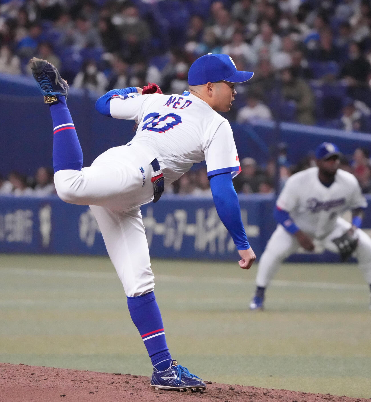 中日対ロッテ　4回表、中日2番手で登板する根尾（撮影・森本幸一）