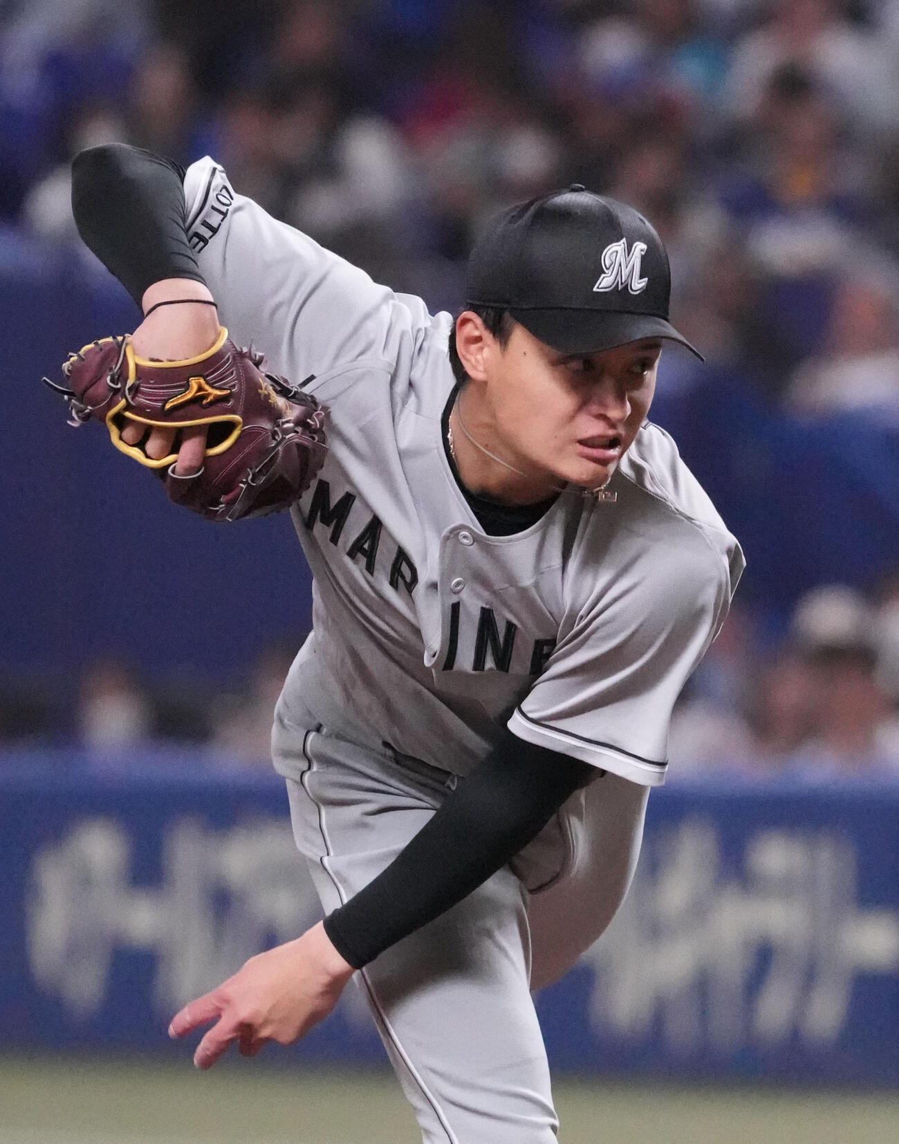 中日対ロッテ　4回裏、力投するロッテ先発の毛利（撮影・森本幸一）