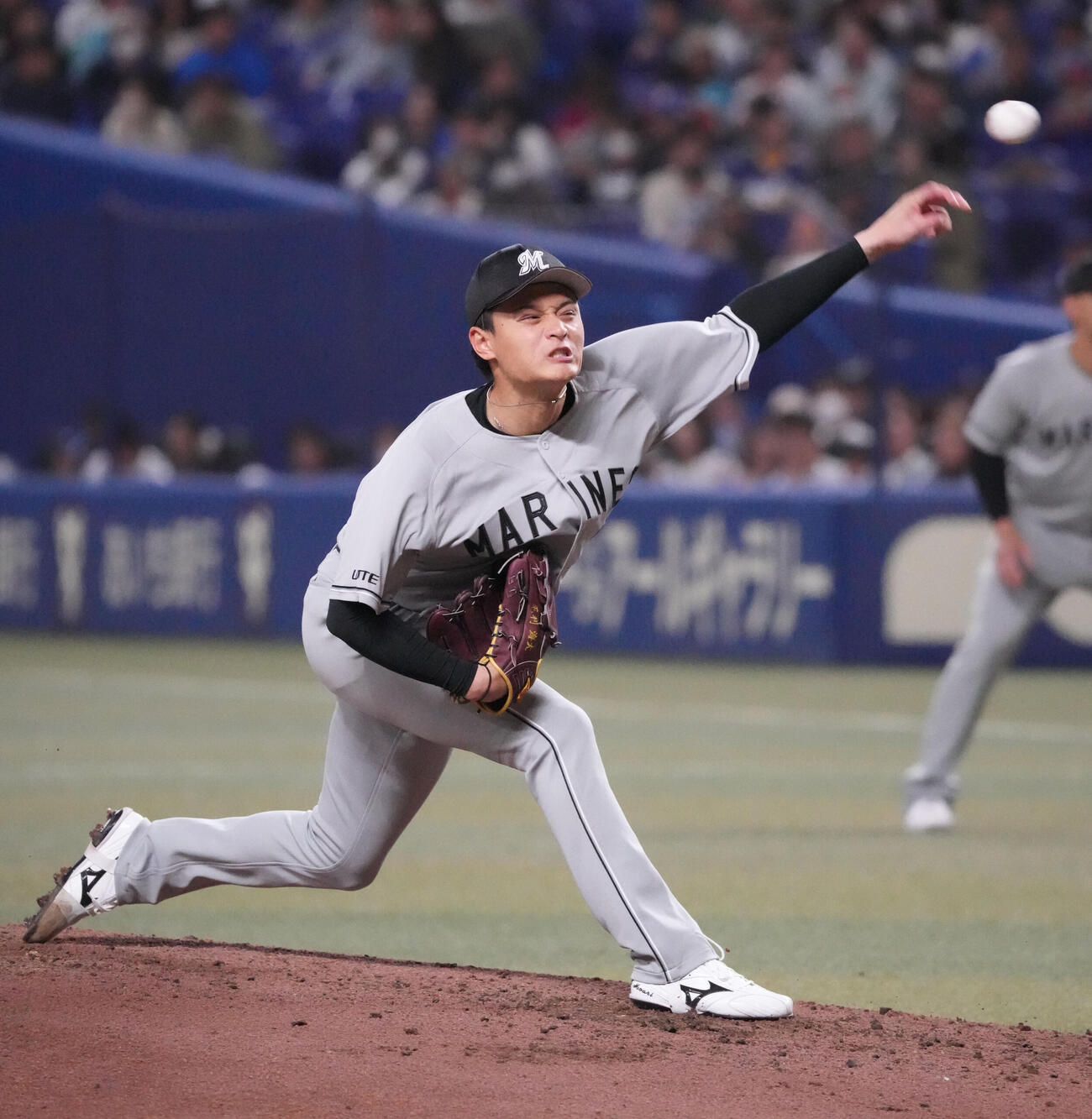 中日対ロッテ　4回裏、力投するロッテ先発の毛利（撮影・森本幸一）