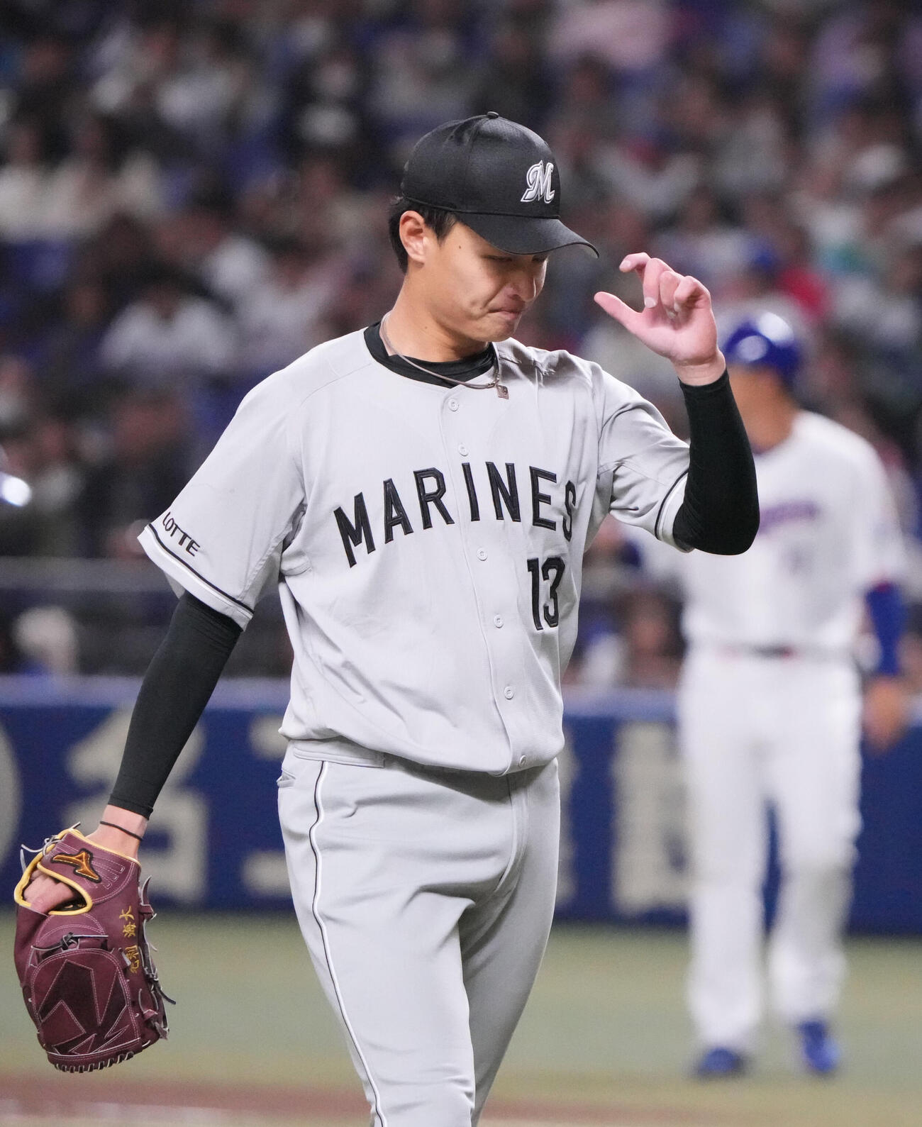 中日対ロッテ　4回終了、ベンチへ戻るロッテ先発の毛利（撮影・森本幸一）