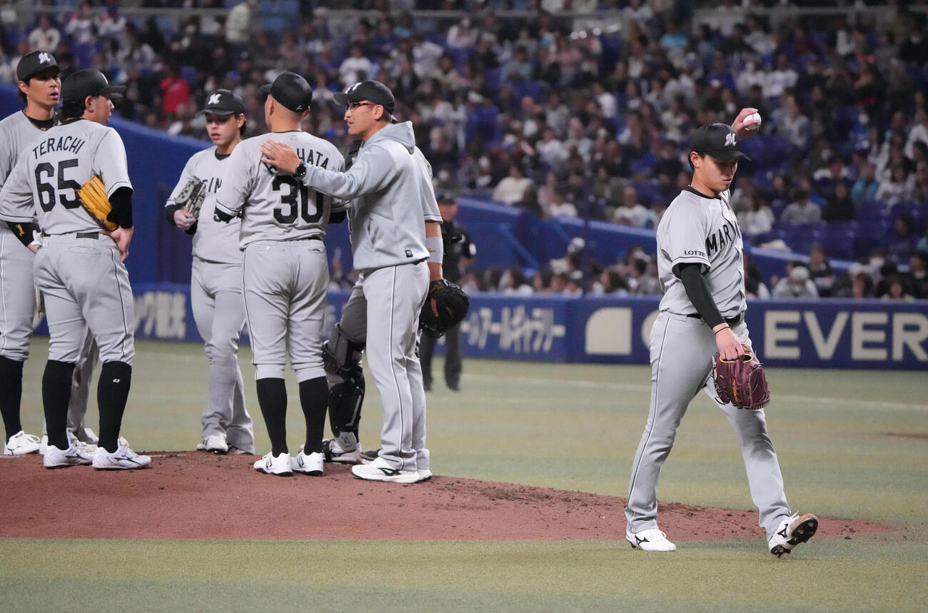 中日対ロッテ　5回裏中日1死満塁、毛利（右）はマウンドを降りる（撮影・森本幸一）