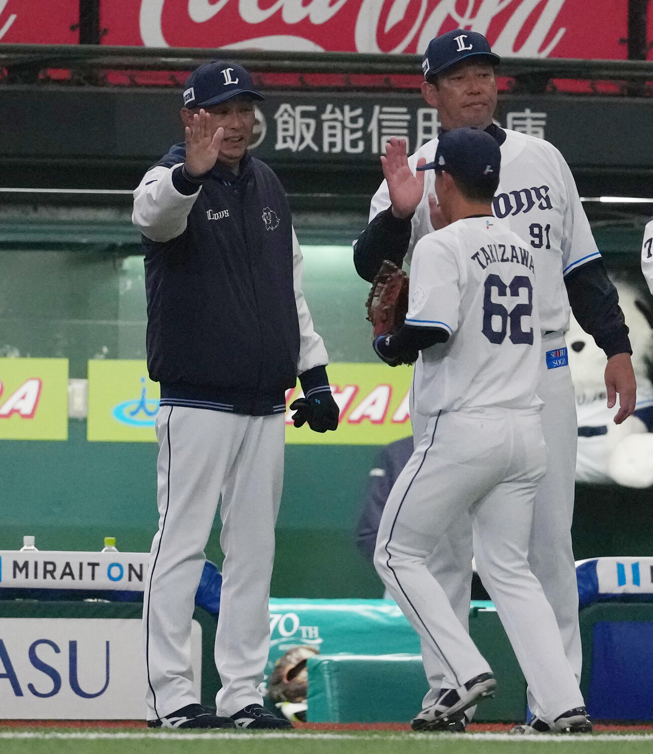 西武対DeNA DeNAに勝利しナインを迎える西武西口監督（左）（撮影・鈴木みどり）