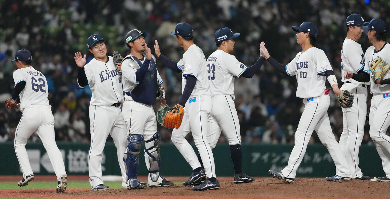 西武対DeNA DeNAに勝利しタッチを交わす西武ナイン（撮影・鈴木みどり）