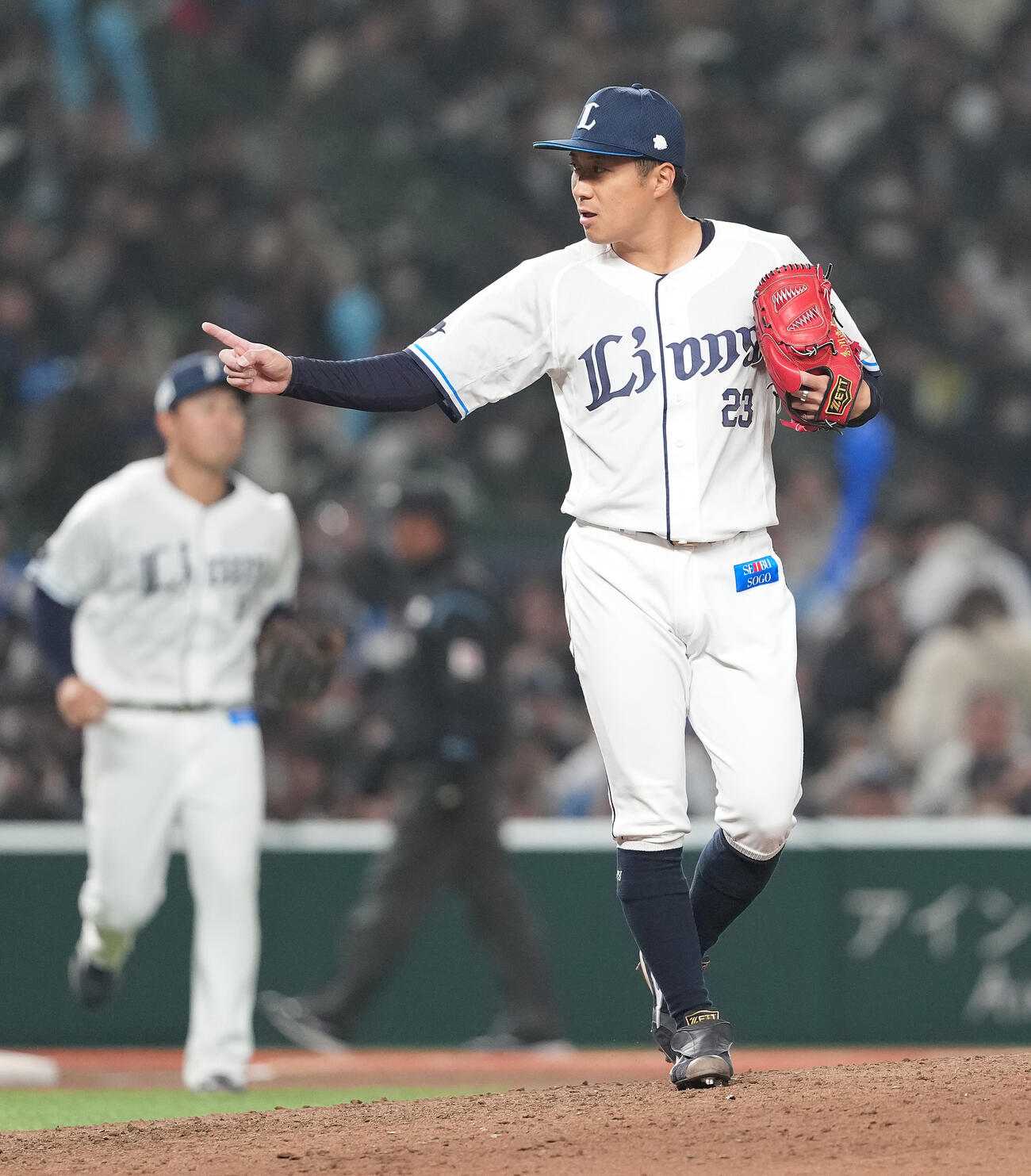 西武対DeNA DeNAに勝利し指をさす西武糸川（撮影・鈴木みどり）