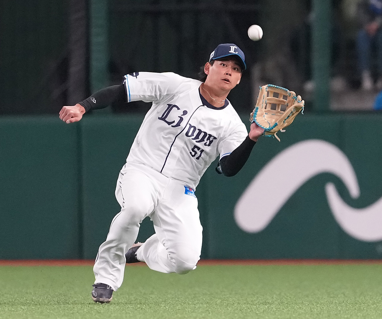 西武対DeNA 3回表DeNA2死一、三塁、九鬼の打球を好捕する中堅手西川（撮影・鈴木みどり）