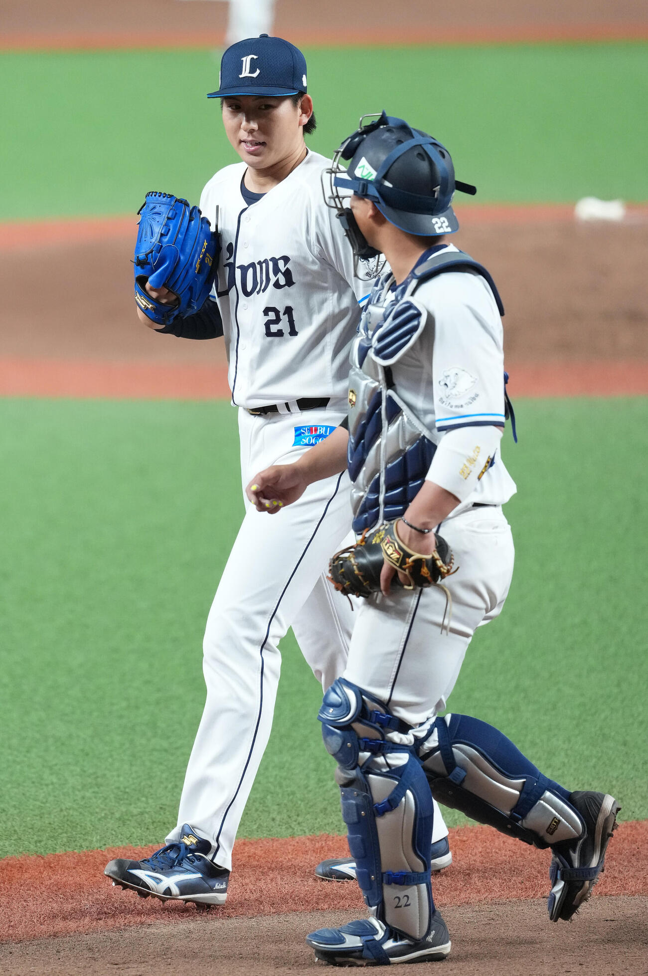 西武対DeNA 4回表を終え、古賀悠（右）と話しながらベンチへ戻る西武武内（撮影・鈴木みどり）