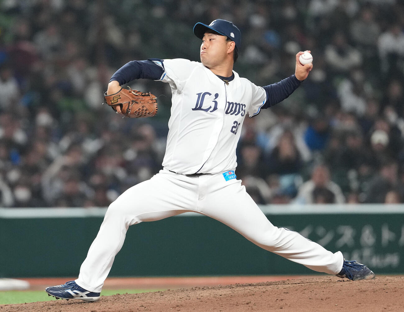 西武対DeNA 8回表から3番手で登板した西武岩城（撮影・鈴木みどり）