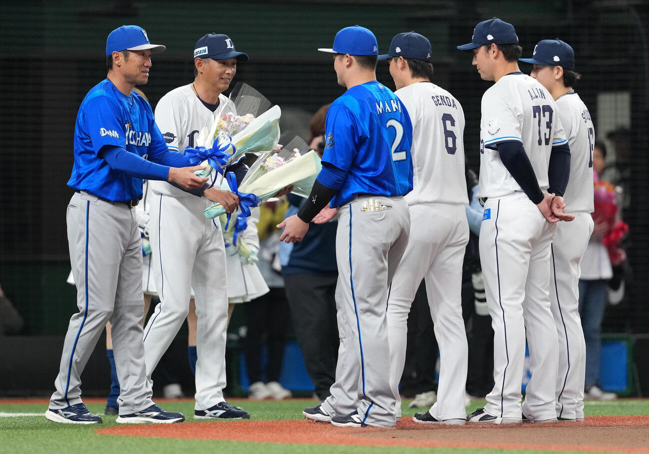 西武対DeNA WBCに出場した右から西武隅田、林安可、源田、DeNA牧に花束を渡すDeNA相川監督（左）と西武西口監督（撮影・鈴木みどり）