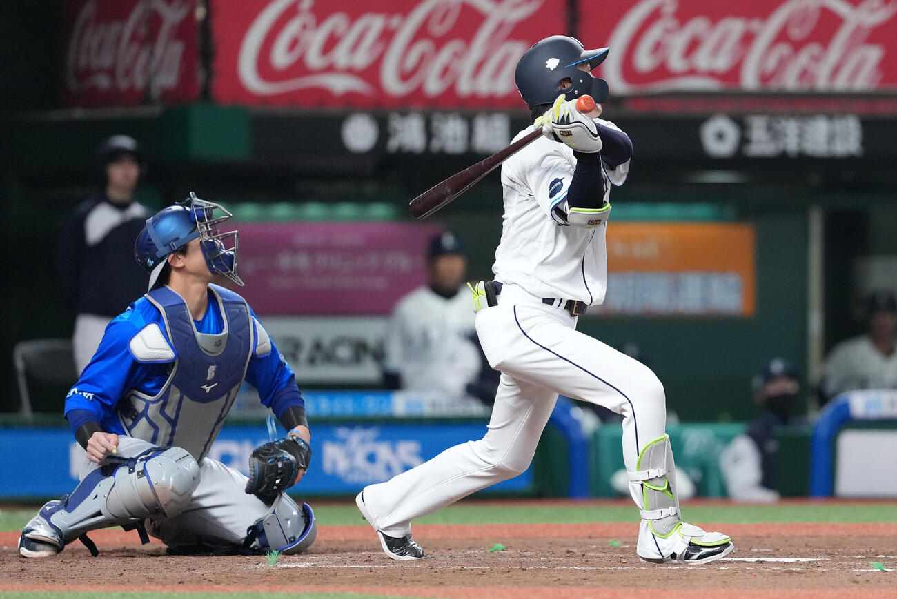 西武対DeNA 5回裏西武2死一塁、三邪飛に倒れる源田（撮影・鈴木みどり）