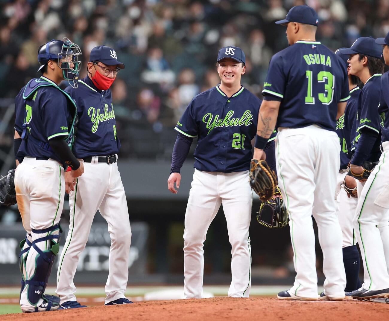 日本ハム対ヤクルト　7回裏、笑顔で途中降板する吉村（左から3人目）（撮影・黒川智章）