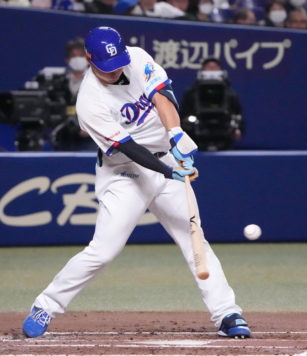中日対ロッテ　1回裏中日2死三塁、右線適時二塁打を放つ細川（撮影・森本幸一）