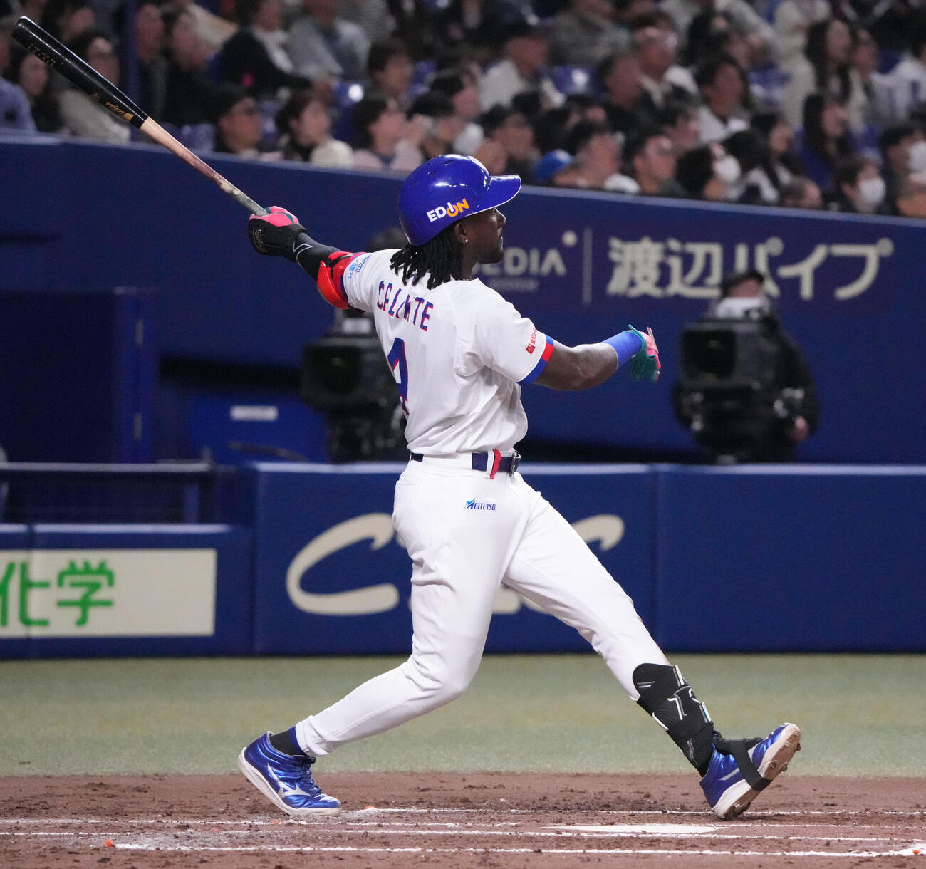 中日対ロッテ　2回裏中日2死二、三塁、左越え3点本塁打を放つカリステ（撮影・森本幸一）