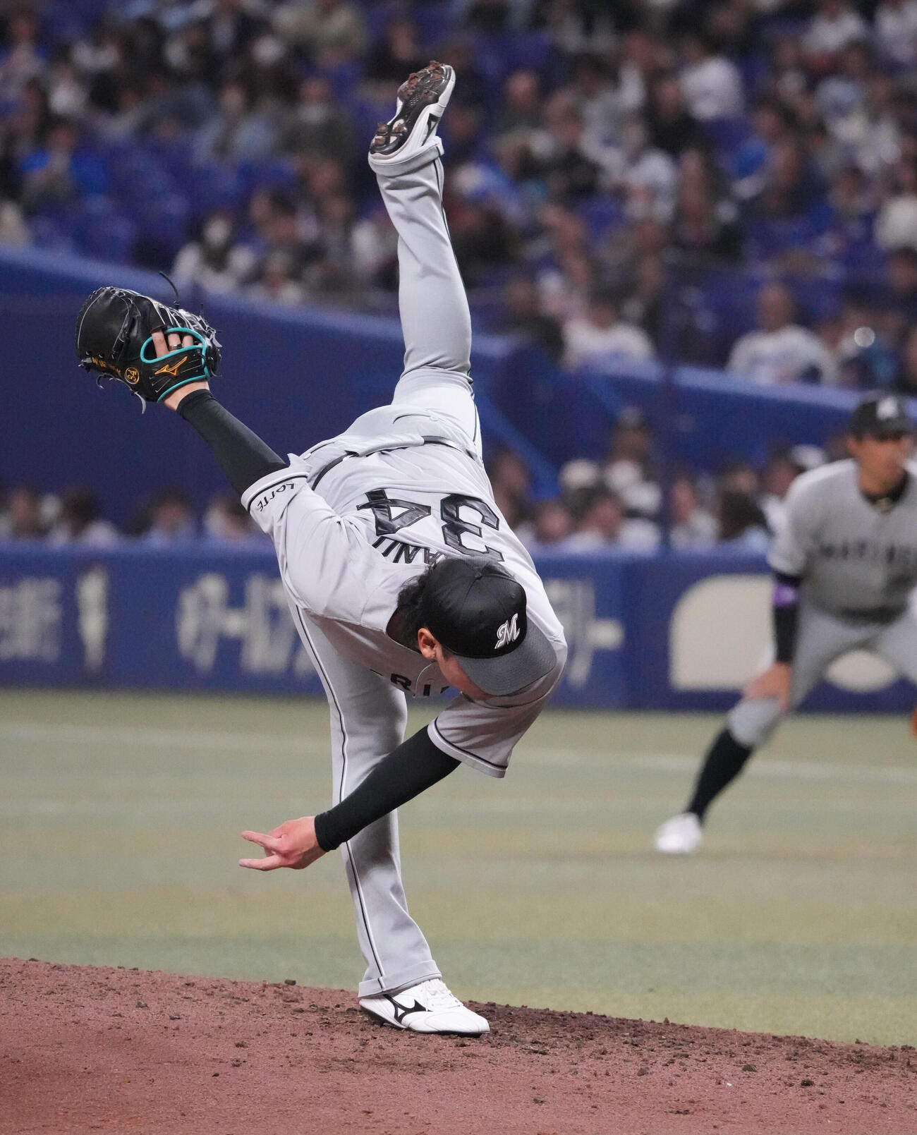 中日対ロッテ　6回裏、ロッテ3番手で登板する高野脩（撮影・森本幸一）