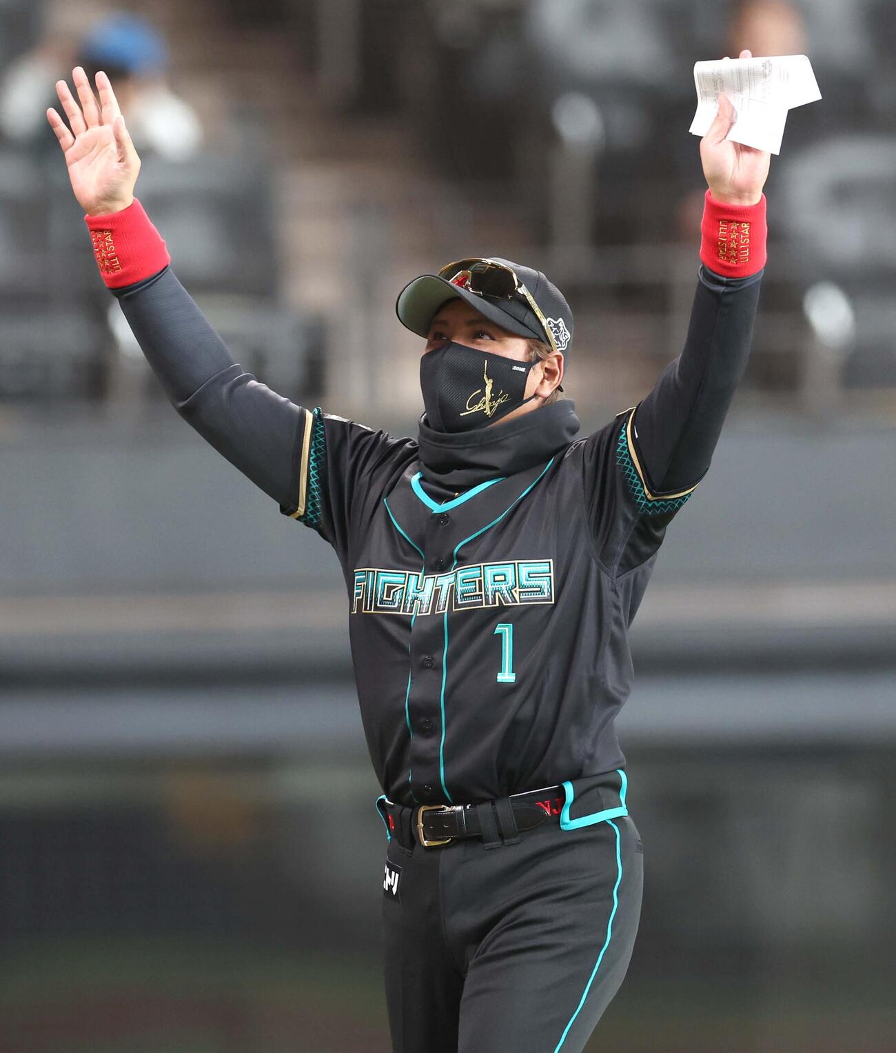 日本ハム対ヤクルト　スタンドに手を振る新庄監督（撮影・黒川智章）