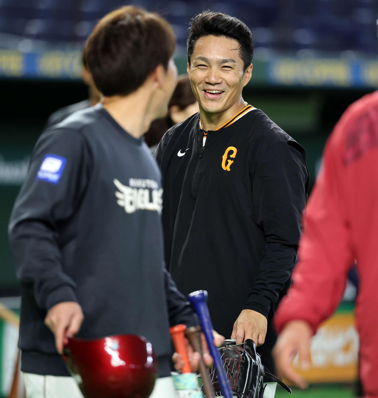 巨人対楽天　試合前、楽天鈴木大（手前）と談笑する巨人則本（撮影・浅見桂子）