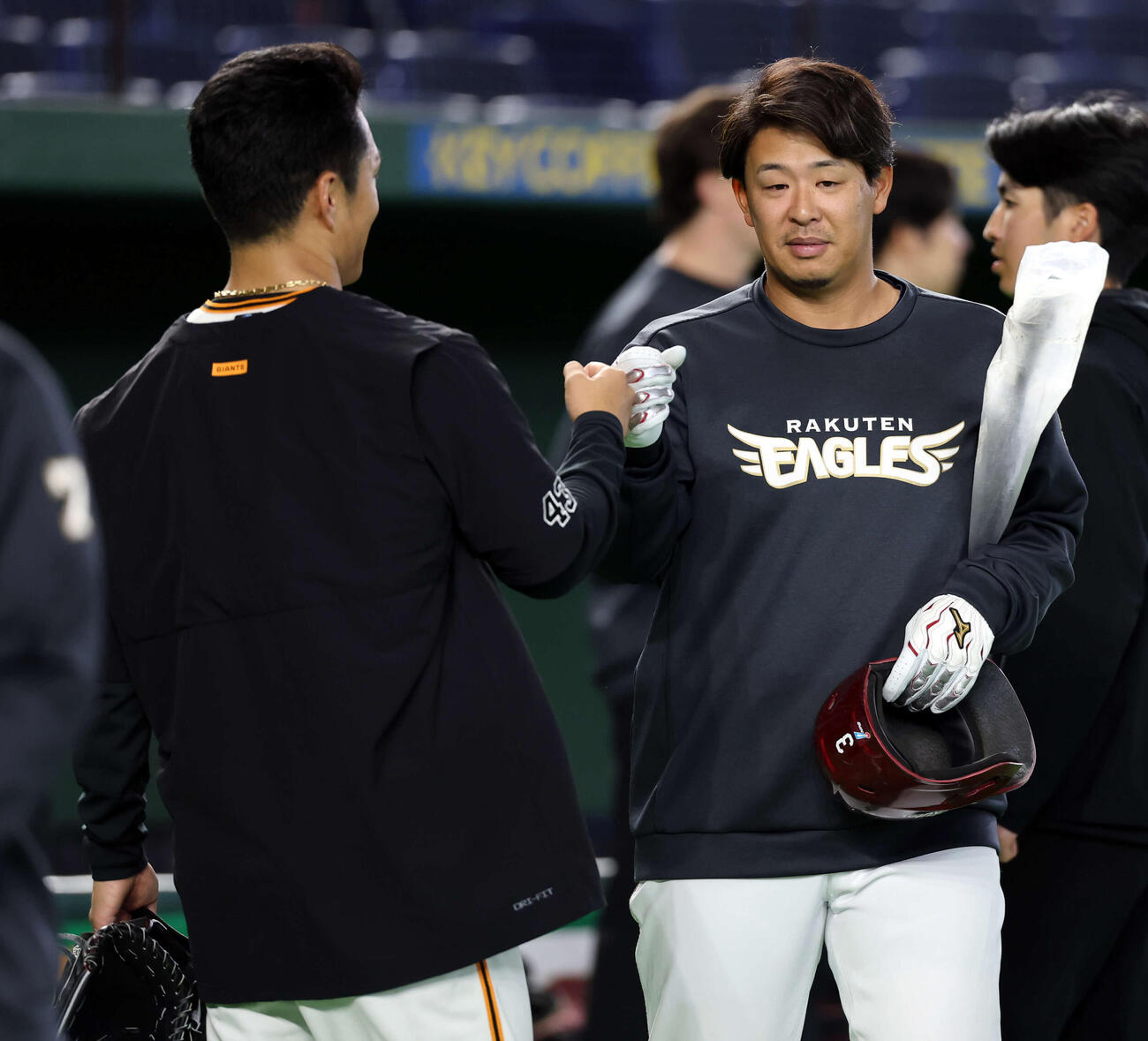 巨人対楽天　試合前、巨人則本（手前）とグータッチであいさつする楽天浅村（撮影・浅見桂子）