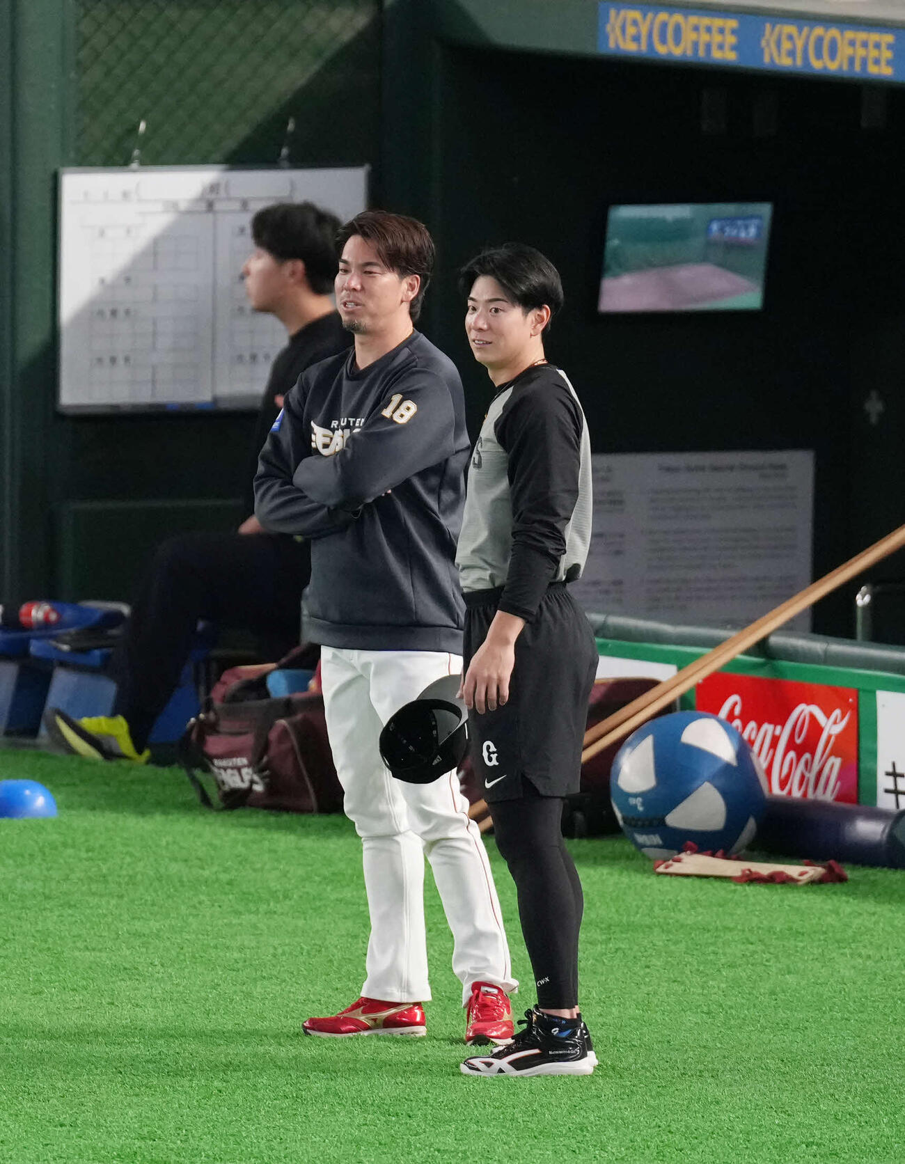 試合前、話をする巨人松本（手前）と楽天前田（撮影・増田悦実）
