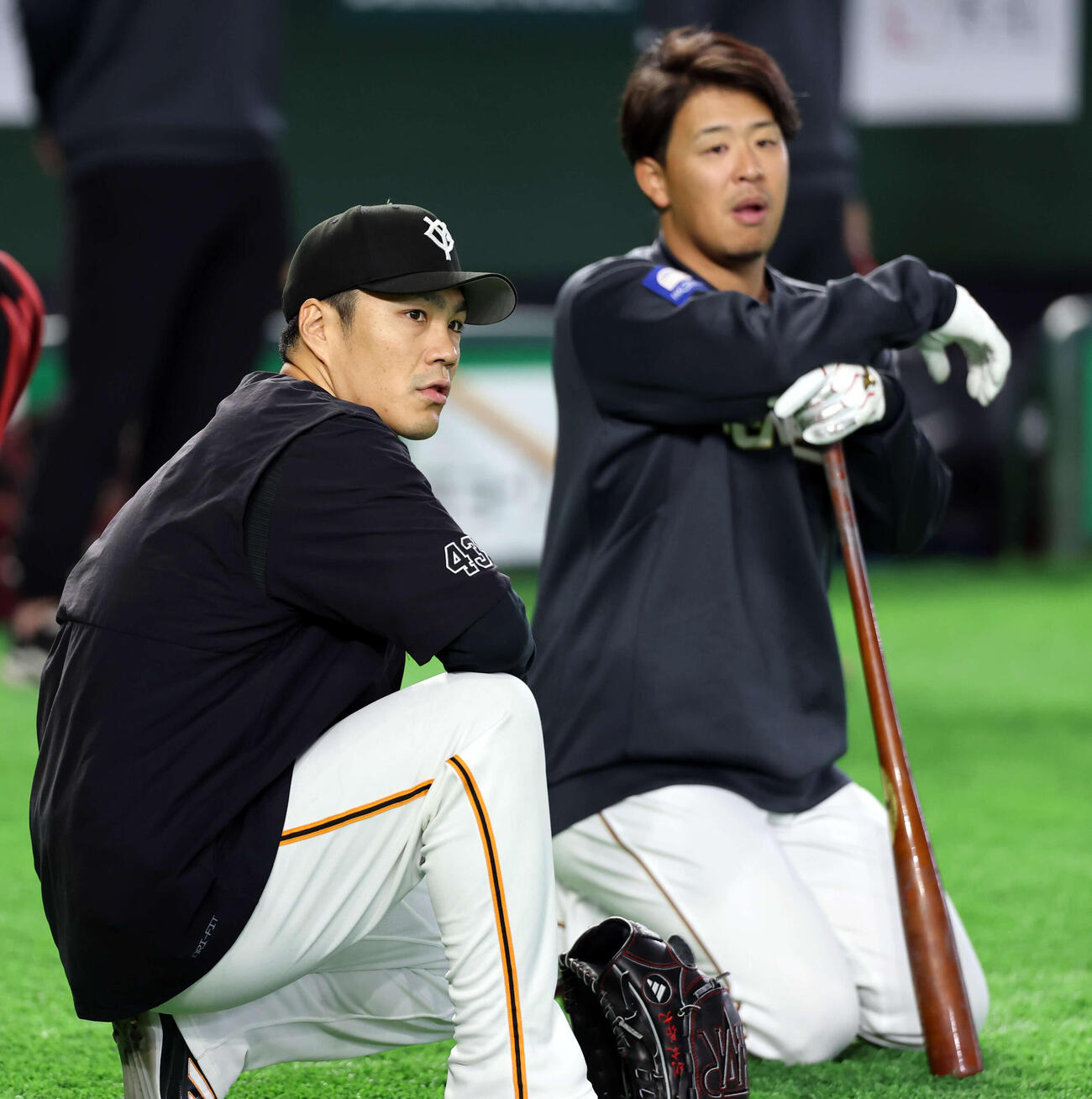 巨人対楽天　試合前、巨人則本（手前）は楽天浅村と話し込む（撮影・浅見桂子）
