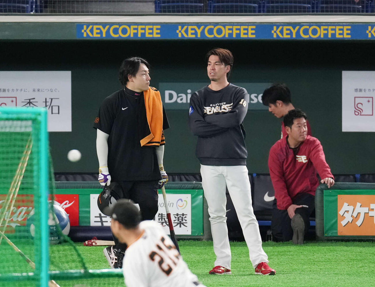 試合前、話をする巨人丸（左）と楽天前田（撮影・増田悦実）