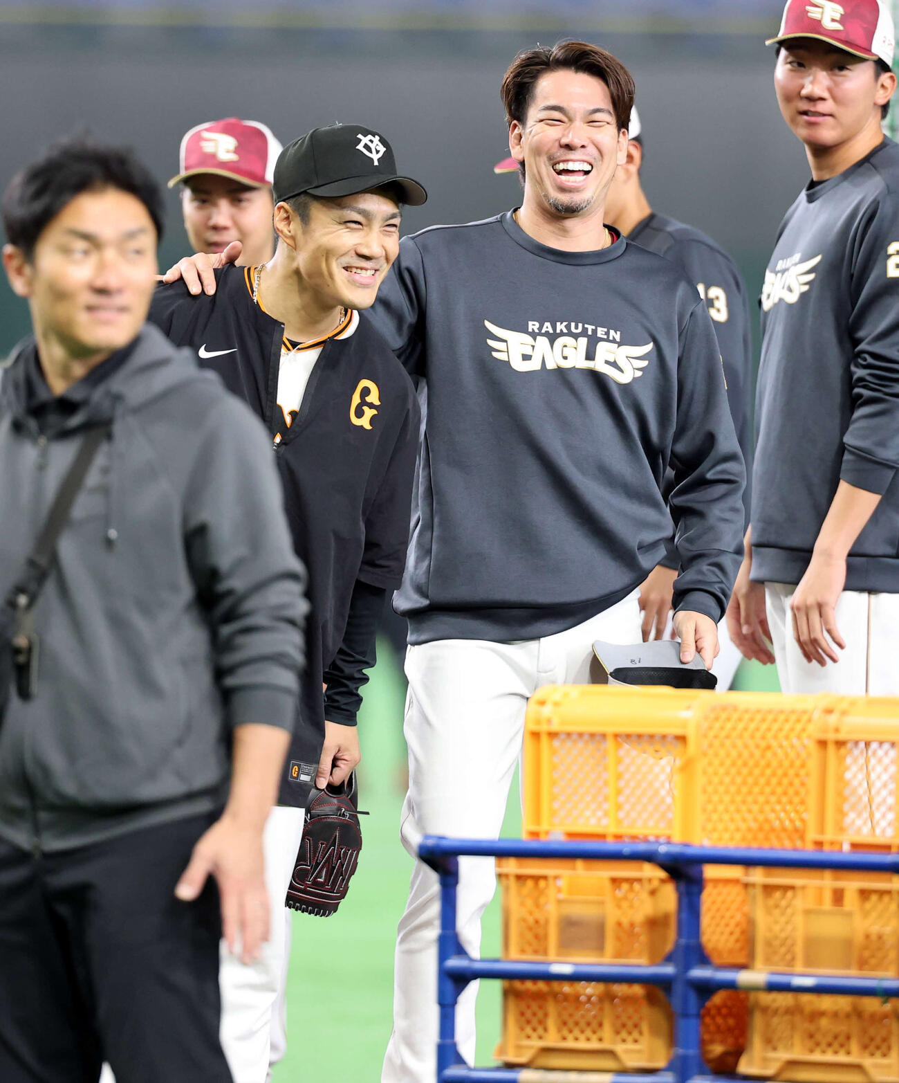 巨人対楽天　試合前、巨人則本（左）は楽天前田と笑顔であいさつする（撮影・浅見桂子）