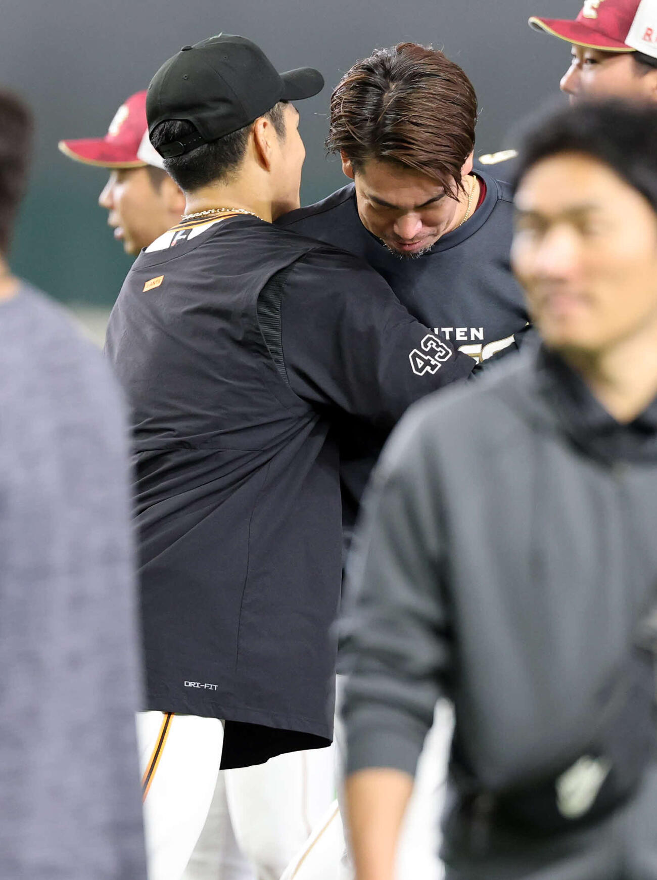 巨人対楽天　試合前、巨人則本（左）は楽天前田と抱擁であいさつする（撮影・浅見桂子）