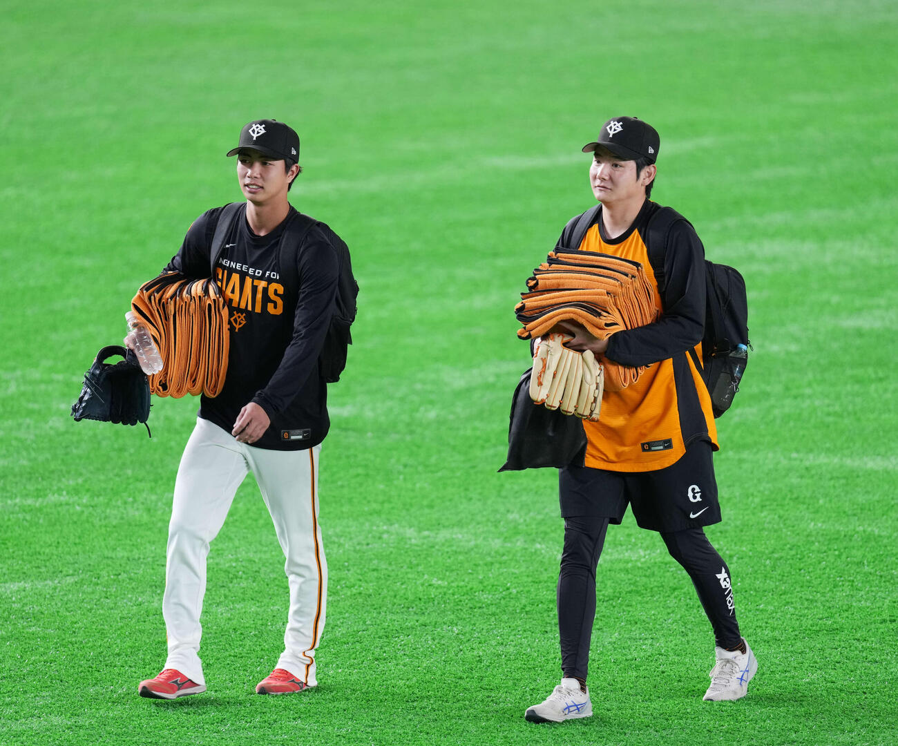 場入りする巨人山城（左）と竹丸（撮影・増田悦実）