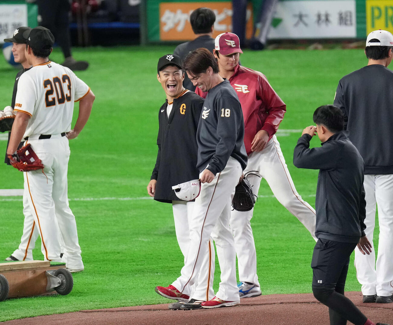 試合前笑顔で話をする巨人則本（左）と楽天前田（撮影・増田悦実）