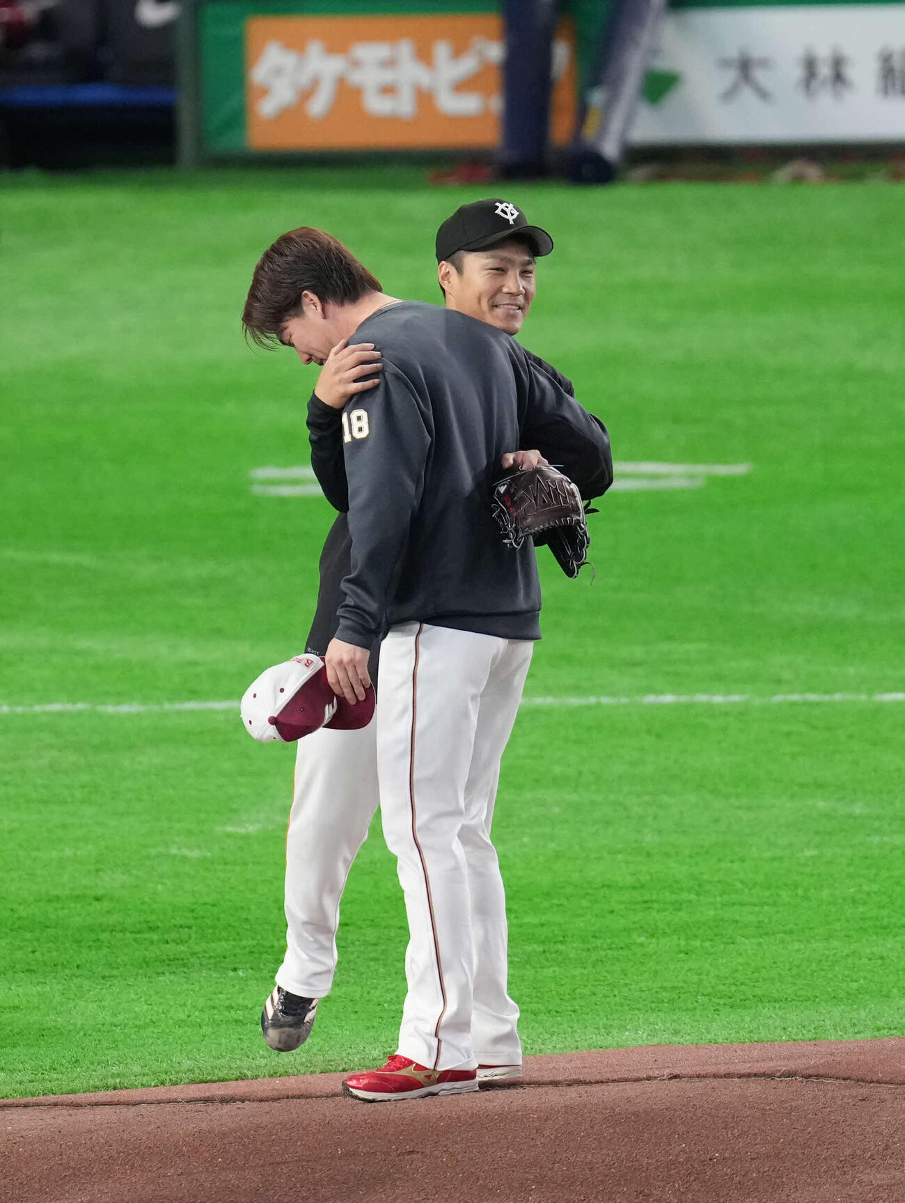 試合前ハグを交わす巨人則本（奥）と楽天前田（撮影・増田悦実）