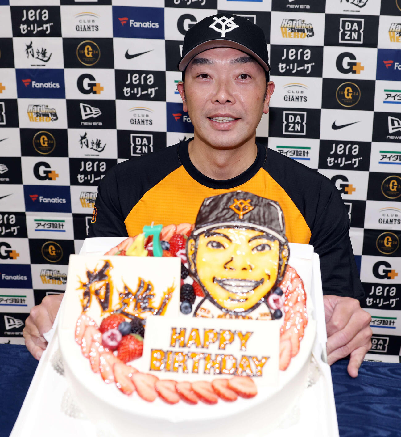 巨人対楽天　47歳の誕生日を迎え、バースデーケーキを手に笑顔を見せる巨人阿部監督（撮影・浅見桂子）