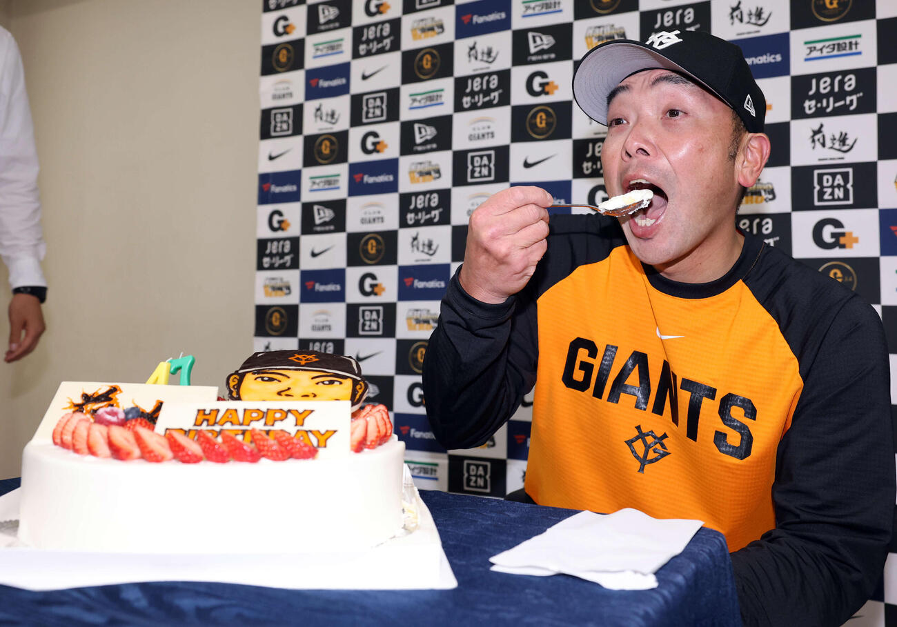 巨人対楽天　47歳の誕生日を迎え、バースデーケーキをほおばる巨人阿部監督（撮影・浅見桂子）