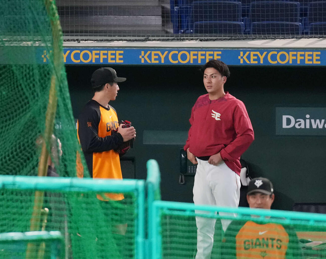 試合前、話をする巨人大勢（左）と楽天村林（撮影・増田悦実）