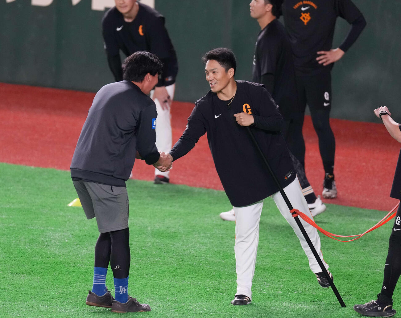 試合前、握手を交わす巨人則本（右）と楽天田中千（撮影・増田悦実）