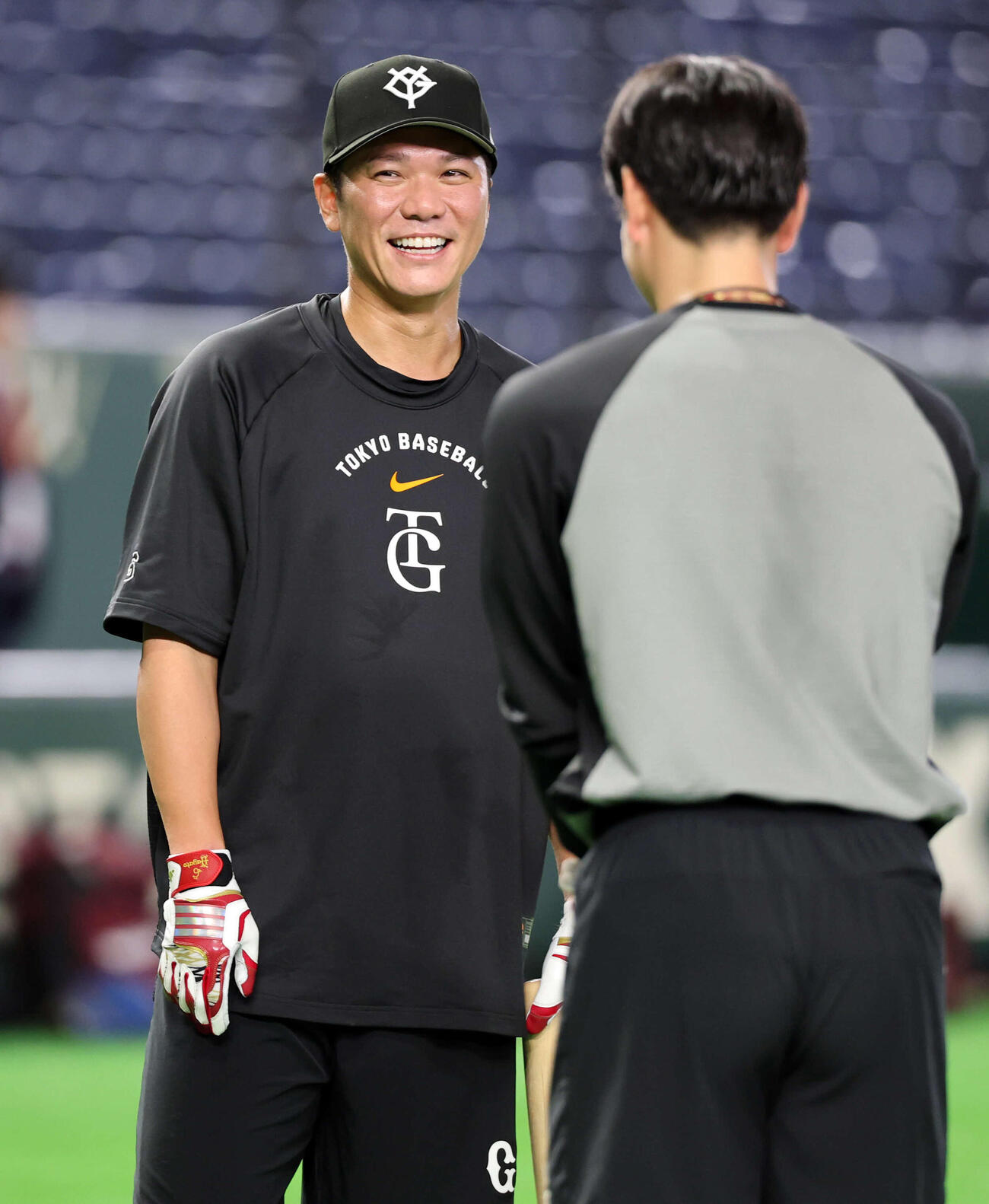 巨人対楽天　試合前、巨人坂本勇（奥）は松本と談笑する（撮影・浅見桂子）
