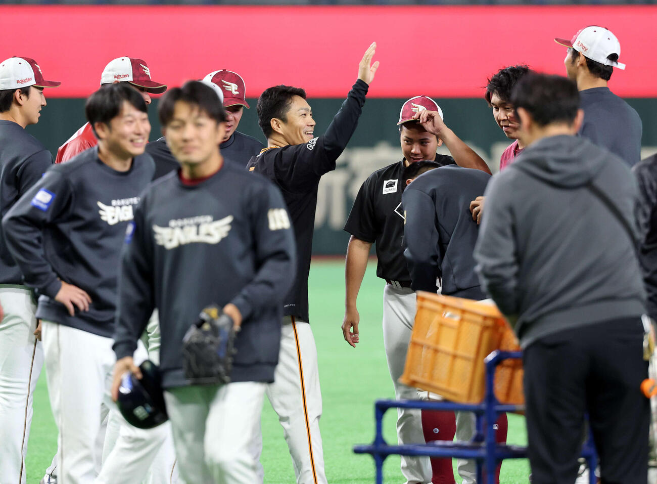 巨人対楽天　試合前、巨人則本（中央）は楽天の選手たちとあいさつする（撮影・浅見桂子）