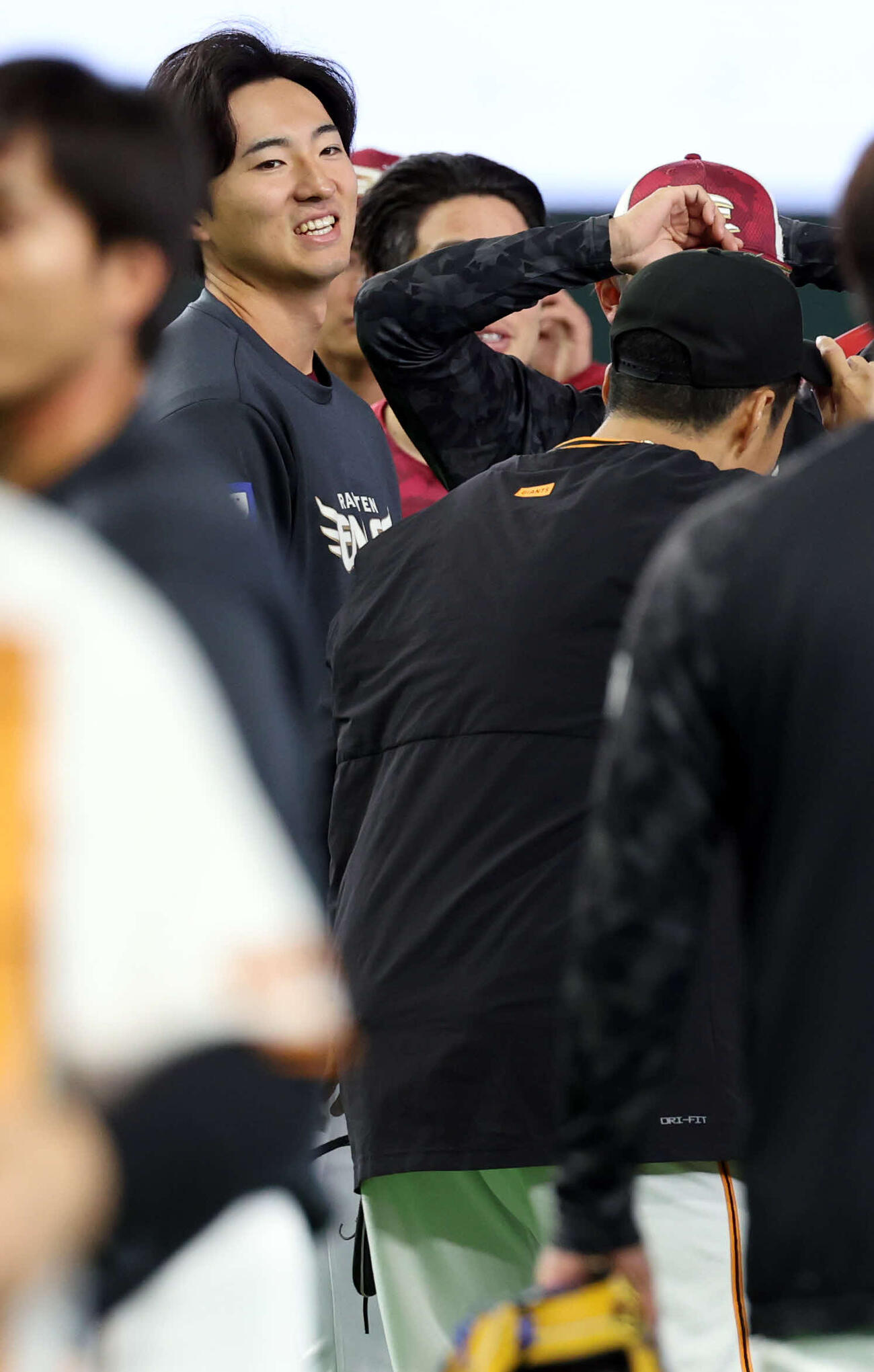 巨人対楽天　試合前、巨人則本（右手前）とあいさつする楽天荘司（左）（撮影・浅見桂子）