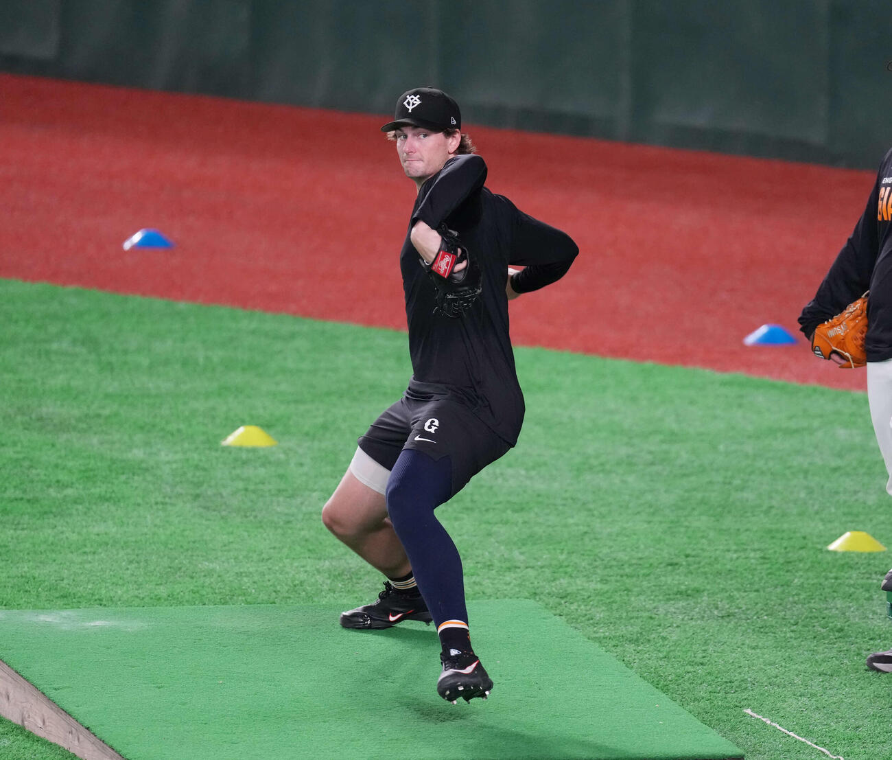 練習で投げ込む巨人ウィットリー（撮影・増田悦実）