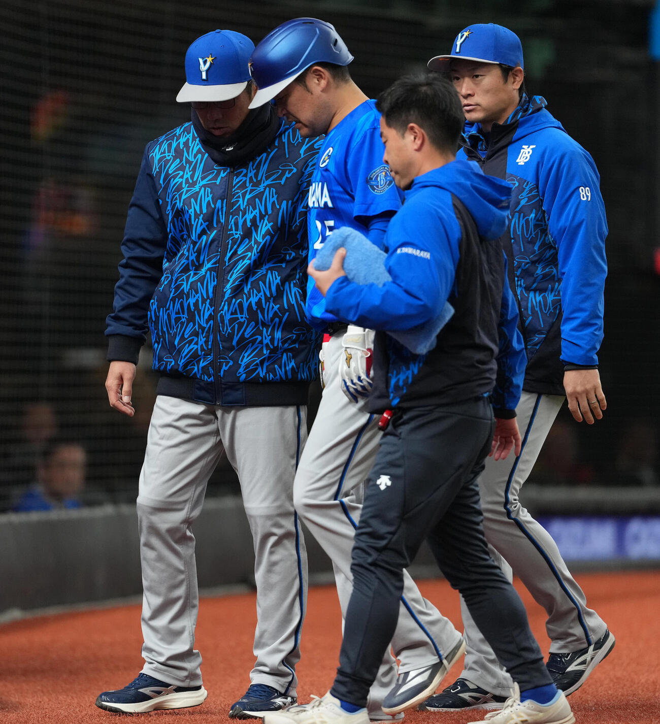 西武対DeNA 1回表DeNA無死一、三塁、治療のためベンチへ下がる筒香（中央）。そのまま交代となる（撮影・鈴木みどり）