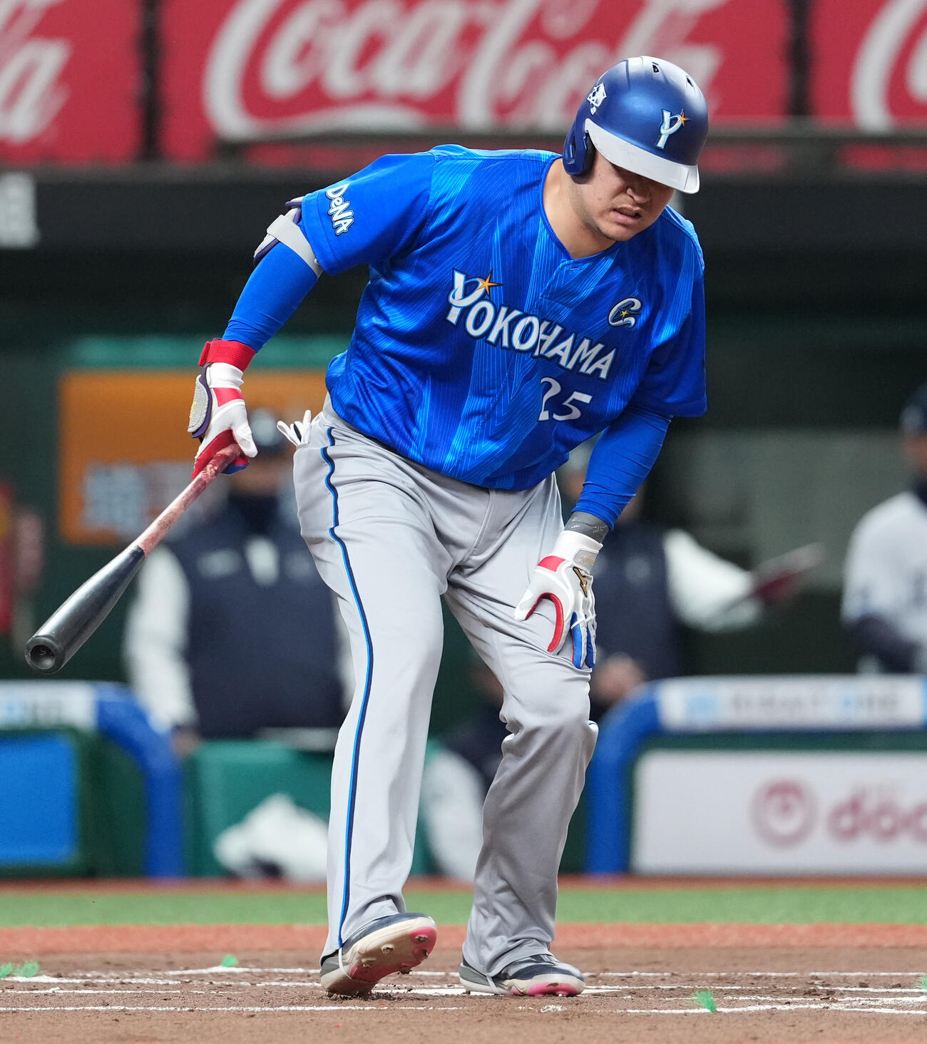 西武対DeNA 1回表DeNA無死一、三塁、バットを振った後、顔をしかめる筒香（撮影・鈴木みどり）