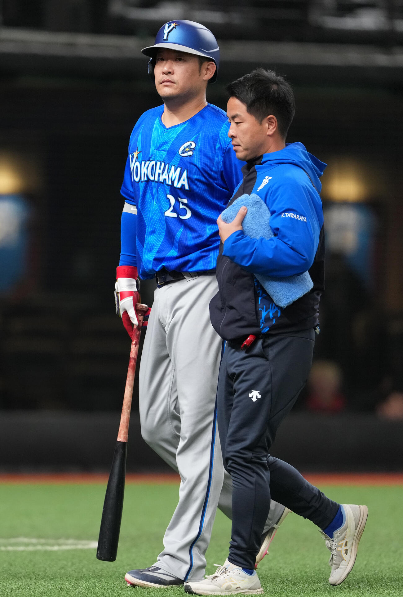 西武対DeNA 1回表DeNA無死一、三塁、治療のためベンチへ下がる筒香。そのまま交代となる（撮影・鈴木みどり）