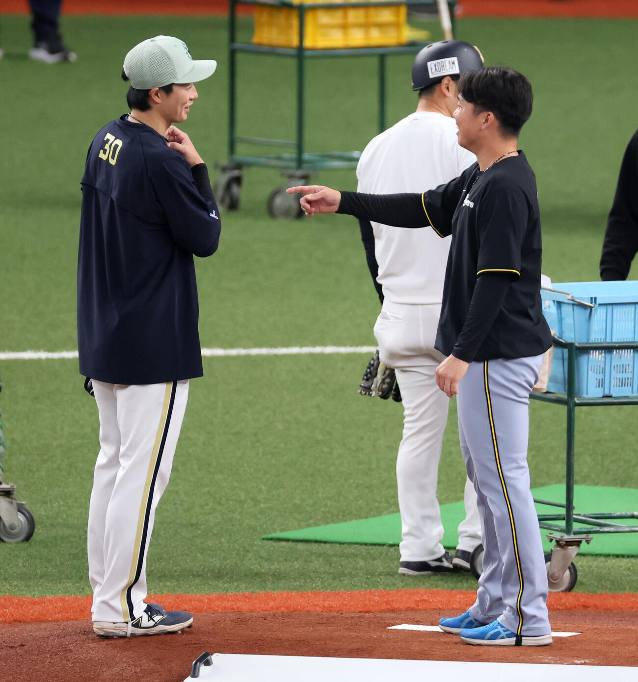 オリックス対阪神　練習で顔を合わせ話し込むオリックス広岡（左）と阪神村上の智弁学園出身コンビ（撮影・加藤哉）